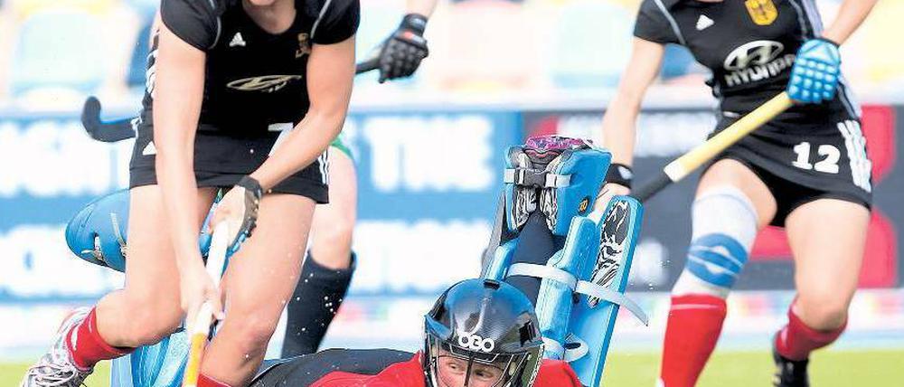 Wucht und Wille. Natascha Keller (l.) kämpft beim 3:0-Vorrundensieg bei der EM mit Irlands Torhüterin Emma Gray. Foto: dpa