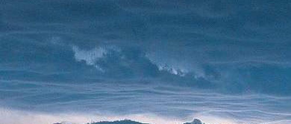 Elektrisiert. Auch über den Windpark in Jacobsdorf (Landkreis Oder-Spree) zog ein schweres Gewitter hinweg. Foto: dpa/Patrick Pleul