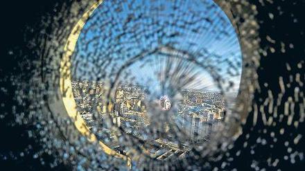 Noch keine klare Sicht auf Tripolis. Die Unternehmen müssen abwarten, bis die Kampfhandlungen in Libyen vorbei sind und stabile Rahmenbedingungen geschaffen sind. Vor allem Ölfirmen sind an der Rückkehr interessiert. Foto: AFP