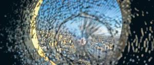 Noch keine klare Sicht auf Tripolis. Die Unternehmen müssen abwarten, bis die Kampfhandlungen in Libyen vorbei sind und stabile Rahmenbedingungen geschaffen sind. Vor allem Ölfirmen sind an der Rückkehr interessiert. Foto: AFP