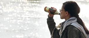 Die Zahl von Jugendlichen, die betrunken aufgegriffen werden, zeigt: Es ist nicht schwer, an Alkohol zu kommen.