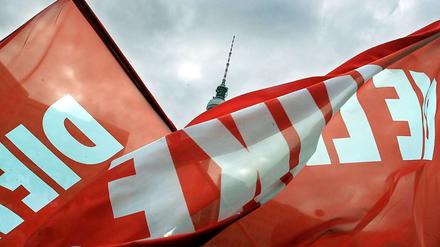 Fahnen der Linkspartei im Wind.