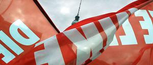 Fahnen der Linkspartei im Wind.