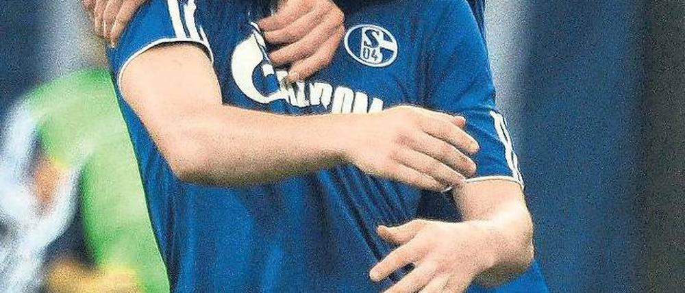 Schützen-Fest. Der vierfache Torschütze Huntelaar umarmt Papadopoulos. Foto: dpa