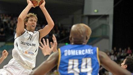 Dirk Nowitzki stand gegen Bosnien-Herzegowina nur 17 Spielminuten auf dem Feld. Dennoch gewann das deutsche Team mit 86:64 (48:35).