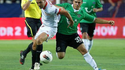 Manuel Schmiedebach (rechts) kämpft um den Ball.