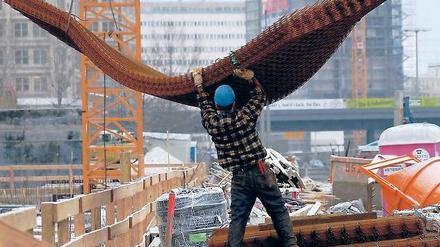 Ein Polster. Die Firmen haben noch volle Auftragsbücher. Aber der Aufschwung verlangsamt sich sehr deutlich. Foto: ddp