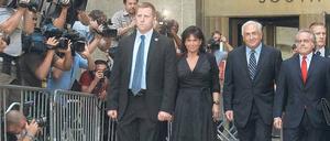 Eine lange Gefängnisstrafe drohte dem ehemaligen IWF-Chef Dominique Strauss-Kahn (3.v.l.). Am Dienstag jedoch wurde das Verfahren eingestellt, und er verließ das Gericht in Begleitung seiner Frau sichtlich erleichtert. Foto: AFP