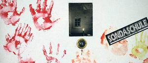 Allein gelassen. Hinter dieser Wohnungstür in Prenzlauer Berg lebten vier Geschwister ein Dreivierteljahr allein, der älteste Bruder war zwölf Jahre alt. Die Mutter war zu ihrem Freund gezogen. Das Schicksal der Kinder schockierte im Jahr 2007 die Öffentlichkeit. Ein Gericht verurteilte die Mutter später zu 21 Monaten Haft auf Bewährung.