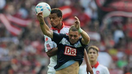 Mit WebTV ganz nah am Verein: Der Berliner Spieler Pierre-Michel Lasogga (vorn) im Kampf mit mit dem Nürnberger Timothy Chandler.