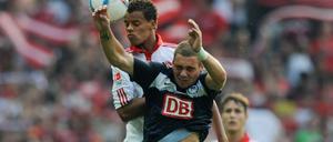 Mit WebTV ganz nah am Verein: Der Berliner Spieler Pierre-Michel Lasogga (vorn) im Kampf mit mit dem Nürnberger Timothy Chandler.