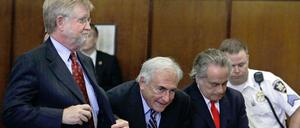 Dominique Strauss-Kahn (2. v. l.) ist wieder ein freier Mann.