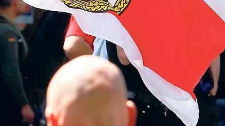 Verfassungsschützer sehen die NPD im Bund mit Skinheads und Neonazis.
