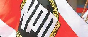 Verfassungsschützer sehen die NPD im Bund mit Skinheads und Neonazis.