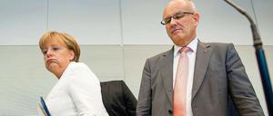 Kanzlerin Angela Merkel und Fraktionschef Volker Kauder bei der Euro-Sondersitzung der Unionsfraktion.