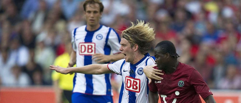 Peter Niemeyer im Zweikampf mit Didier Ya Konan. 