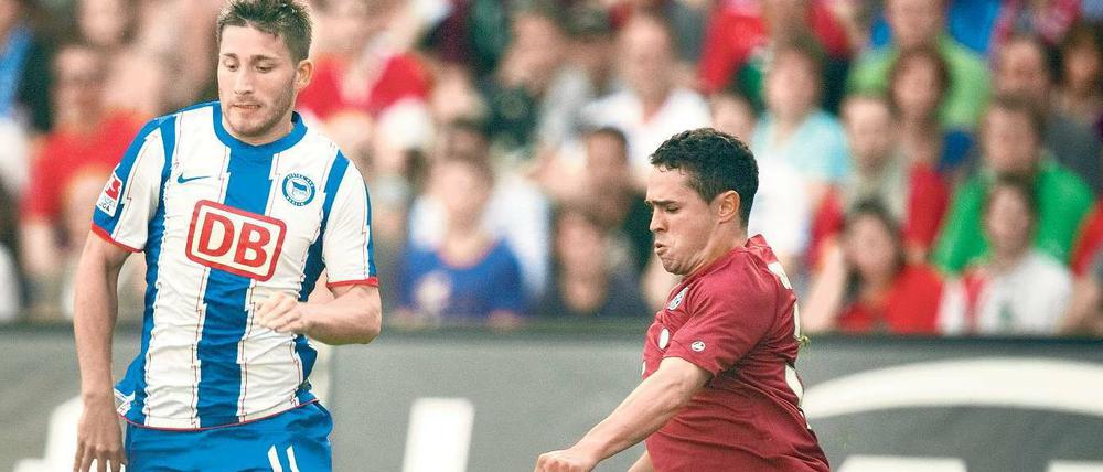 Mit halber Kraft voraus. Mittelfeldspieler Tunay Torun (l.) ist laut Hertha-Trainer Markus Babbel ein halber Stürmer.