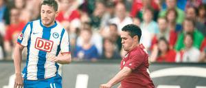 Mit halber Kraft voraus. Mittelfeldspieler Tunay Torun (l.) ist laut Hertha-Trainer Markus Babbel ein halber Stürmer.