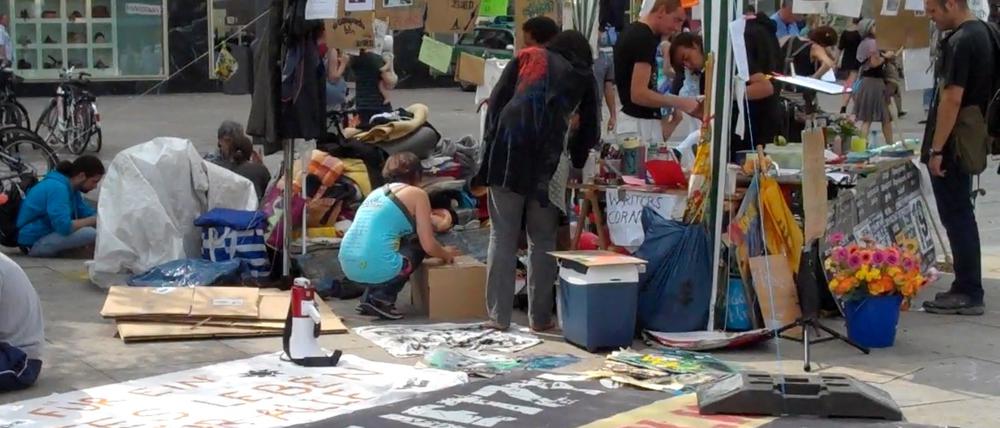 Das "Camp" der Berliner "Empörten" besteht bisher nur aus einem Pavillon. Am Freitag ist die Demo offiziell beendet. Die Demonstranten haben aber schon eine Verlängerung beantragt.