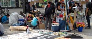 Das "Camp" der Berliner "Empörten" besteht bisher nur aus einem Pavillon. Am Freitag ist die Demo offiziell beendet. Die Demonstranten haben aber schon eine Verlängerung beantragt.