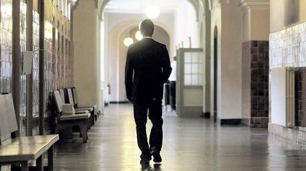 Angeklagt. Nico A. geht über den Gang des Kriminalgerichtes. Er muss sich wegen Körperverletzung und unterlassener Hilfeleistung verantworten. Er war dabei, als der 18-jährige Torben P. auf dem U-Bahnhof Friedrichstraße über sein Opfer herfiel.