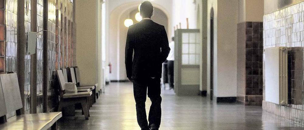 Angeklagt. Nico A. geht über den Gang des Kriminalgerichtes. Er muss sich wegen Körperverletzung und unterlassener Hilfeleistung verantworten. Er war dabei, als der 18-jährige Torben P. auf dem U-Bahnhof Friedrichstraße über sein Opfer herfiel.