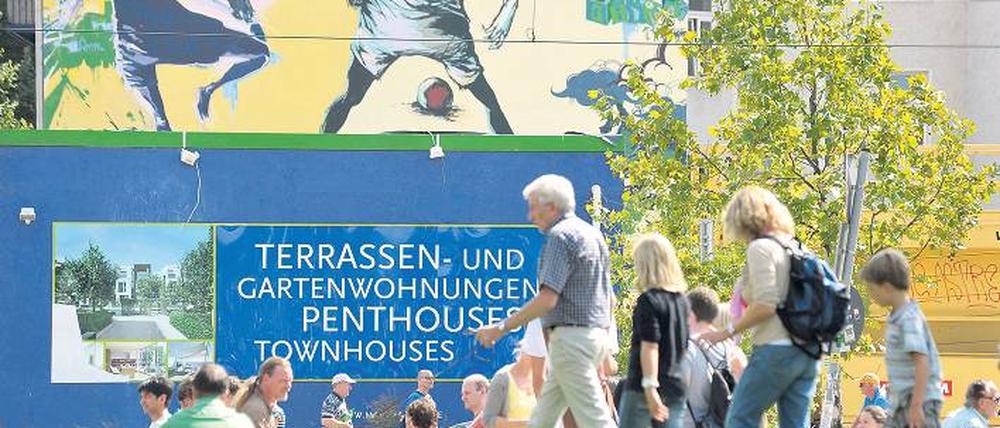 Der Mauerpark macht den Unterschied. Wo einst DDR-Bürger auf die bedrohliche Mauer mit Todesstreifen blickten, sind die Mieten heute höher als in anderen Teilen der Bundeshauptstadt. Mieter im unmittelbaren ehemaligen Grenzareal zahlen durchschnittlich 70 Cent mehr pro Quadratmeter als Mieter westlich des Mauerstreifens. Foto: snapshot-photography