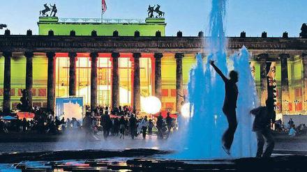 Licht und Schatten. Das Alte Museum am Lustgarten dürfte auch in dieser Langen Nacht eines der Hauptziele der Besucher sein. Dort gibt es ebenfalls Musik: Die Berliner Kantorei unter der Leitung von Günter Brick singt um 20.30 Uhr, 21.30 Uhr und 22.30 Uhr geistliche Motetten von Anton Bruckner, Johannes Brahms und Felix Mendelssohn Bartholdy. Foto: dapd