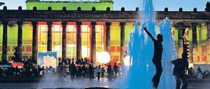 Licht und Schatten. Das Alte Museum am Lustgarten dürfte auch in dieser Langen Nacht eines der Hauptziele der Besucher sein. Dort gibt es ebenfalls Musik: Die Berliner Kantorei unter der Leitung von Günter Brick singt um 20.30 Uhr, 21.30 Uhr und 22.30 Uhr geistliche Motetten von Anton Bruckner, Johannes Brahms und Felix Mendelssohn Bartholdy. Foto: dapd