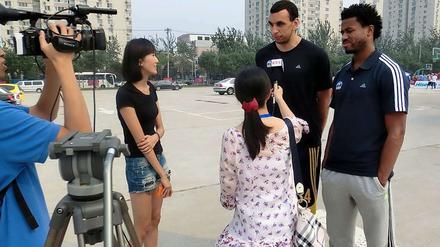 Big in China: Bryce Taylor (r.) und Yassin Idbihi (2.v.r.) werden für das chinesische Fernsehen interviewt.