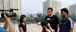Big in China: Bryce Taylor (r.) und Yassin Idbihi (2.v.r.) werden für das chinesische Fernsehen interviewt.