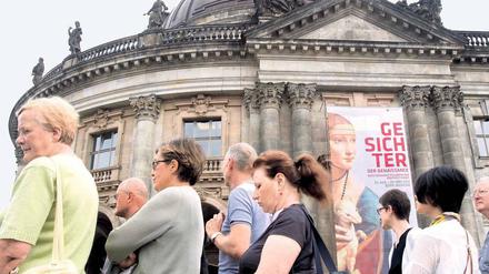Weil immer nur 300 Besucher zugleich in die neue Ausstellung können, sind Schlangen unvermeidlich. Die meisten nehmen es gelassen. 