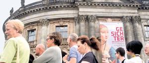 Weil immer nur 300 Besucher zugleich in die neue Ausstellung können, sind Schlangen unvermeidlich. Die meisten nehmen es gelassen. 