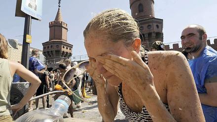 Die Schlacht ist abgesagt. Traditionell bewerfen sich Friedrichshainer und Kreuzberger mit verfaultem Gemüse und Farbbeuteln und versuchen dann, sich gegenseitig von der Brücke zu drängen.