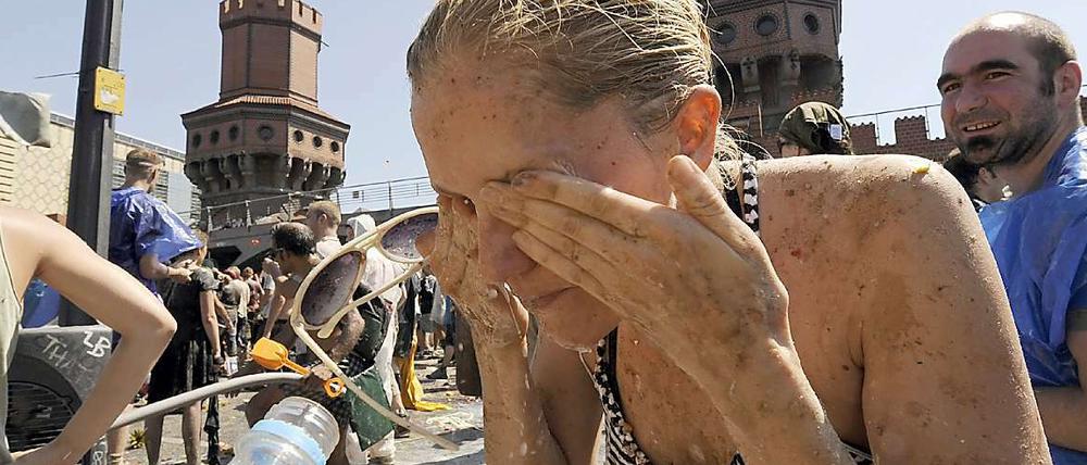 Die Schlacht ist abgesagt. Traditionell bewerfen sich Friedrichshainer und Kreuzberger mit verfaultem Gemüse und Farbbeuteln und versuchen dann, sich gegenseitig von der Brücke zu drängen.