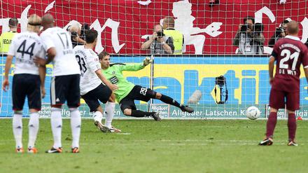 Nationalstürmer Mario Gomez versenkt seinen ersten Elfmeter zur 1:0-Führung auf dem Betzenberg.