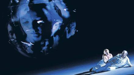 Der Himmel als Hölle. Christian Franz als Tristan und Anja Kampe als Isolde in der Bochumer Jahrhunderthalle. Foto: dpa