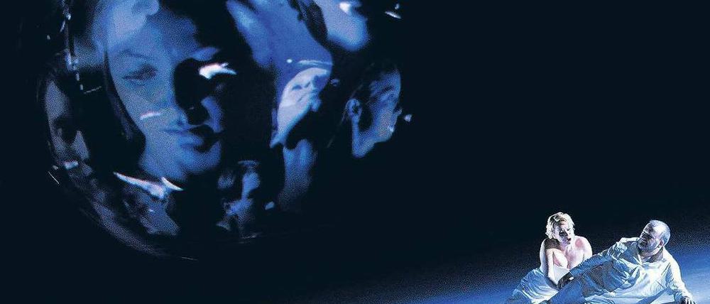 Der Himmel als Hölle. Christian Franz als Tristan und Anja Kampe als Isolde in der Bochumer Jahrhunderthalle. Foto: dpa