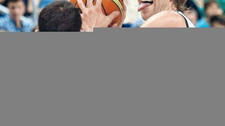 Zum Zungeschnalzen. Dirk Nowitzki (r.) erzielte in Berlin zwölf Punkte. Foto: Reuters