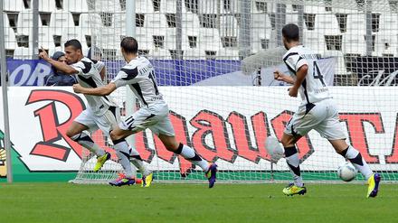 Der ehemalige Unioner Karim Benyamina (l.) bejubelt seinen zweiten Treffer beim 4:0-Auswärtssieg seines FSV Frankfurt über den Karlsruher SC.
