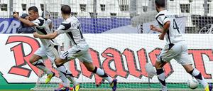 Der ehemalige Unioner Karim Benyamina (l.) bejubelt seinen zweiten Treffer beim 4:0-Auswärtssieg seines FSV Frankfurt über den Karlsruher SC.