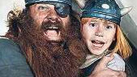 Wickie und die starken Männer. Der Vater ist stark, seine Männer einfältig, und der Held ist immer das Kind - der Sohn, den Wikingerkönig Halvar so liebt und mit der er doch nie zufrieden sein will. Zartheit und Klugheit schlagen Manneskraft. Das ist witzig.