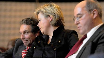 Die Linken-Spitze um Gesine Lötzsch (Mitte), Klaus Ernst (links) und Gregor Gysi.
