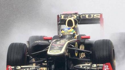 Brasilianer im Regen. Bruno Senna feierte mit Platz sieben im Qualifying ein gelungenes Debüt im Renault.