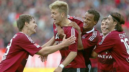 Alexander Esswein (2.v.l.) ist nach seinem ersten Bundesligator von seinen Mitspielern beim Jubeln kaum zu halten.
