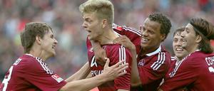 Alexander Esswein (2.v.l.) ist nach seinem ersten Bundesligator von seinen Mitspielern beim Jubeln kaum zu halten.