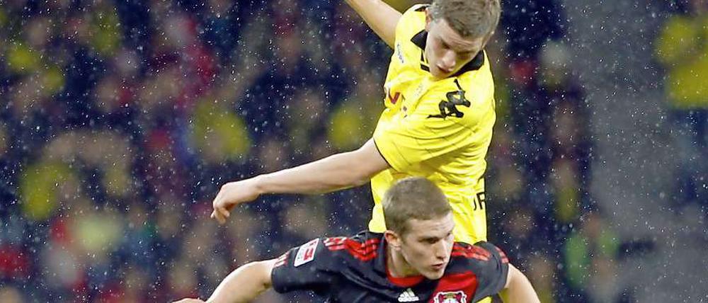Die Brüder Lars (u.) und Sven Bender (o.) trafen bei der Begegnung zwischen Leverkusen und Dortmund erstmals in ihrer Profikarriere als Gegenspieler aufeinander.