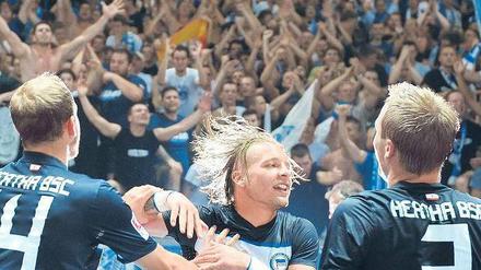 Endlich wieder Party im eigenen Haus. Lasogga (l.), Ebert (M.) und Lell feiern das 1:0 gegen Stuttgart mit den Fans. Foto: dapd