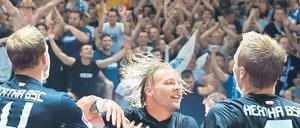 Endlich wieder Party im eigenen Haus. Lasogga (l.), Ebert (M.) und Lell feiern das 1:0 gegen Stuttgart mit den Fans. Foto: dapd