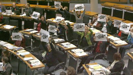 Grünen-Abgeordnete protestieren 2007 bei einer Abstimmung. Trotzdem verabschiedete das Abgeordnetenhaus ein Gesetz, das Videoüberwachungen erleichterte.
